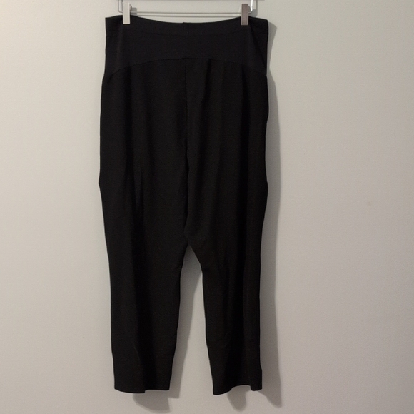 Old Navy Maternity Black Cropped Pants - Picture 2 of 3
